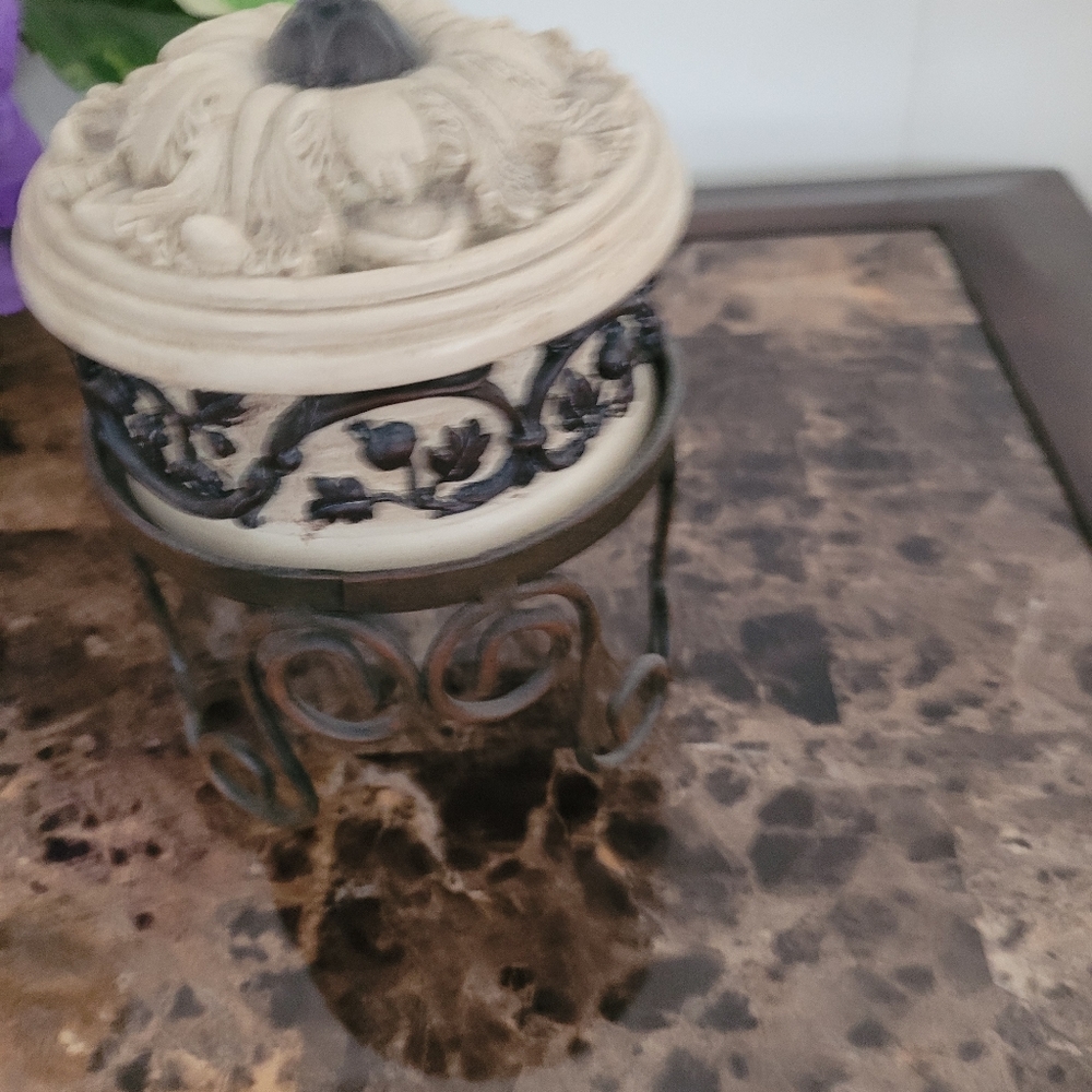 JEWELRY ROUND BOX WITH DESIGN